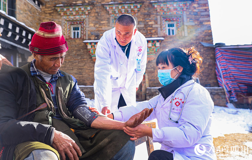 幫扶醫(yī)療小分隊成員為村民義診。劉學懿攝