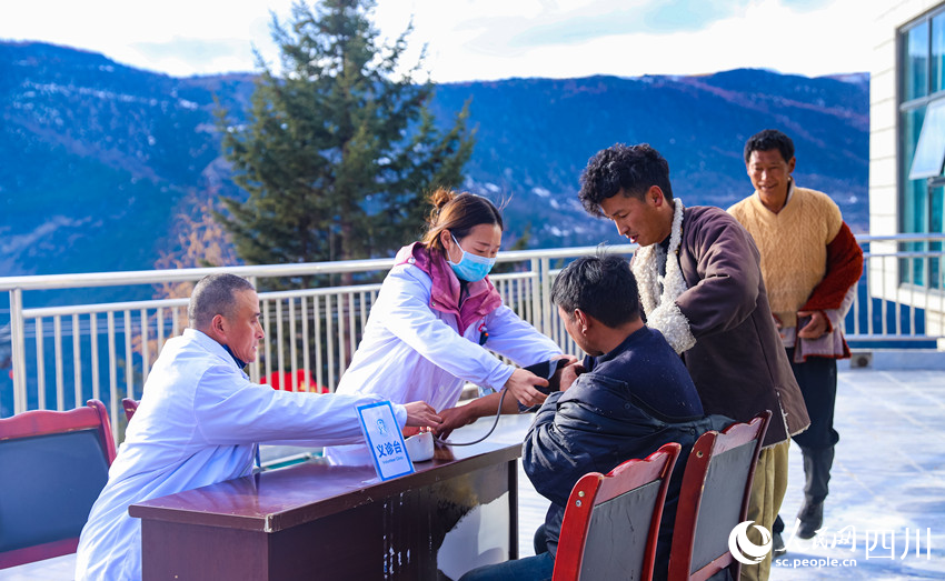 幫扶醫(yī)療小分隊成員為村民義診。劉學懿攝