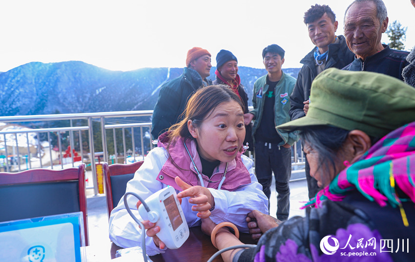 幫扶醫(yī)療小分隊成員為村民義診。劉學懿攝