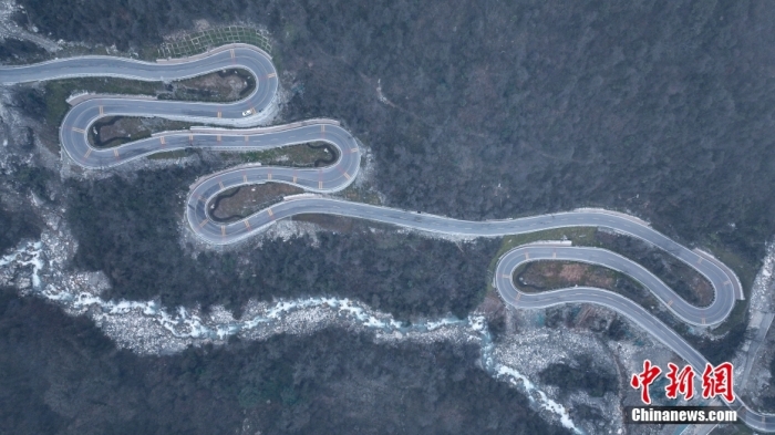 圖為2月1日，震后重建的海螺溝景區(qū)道路。(無人機(jī)照片)<a target='_blank' href='/'><p  align=
