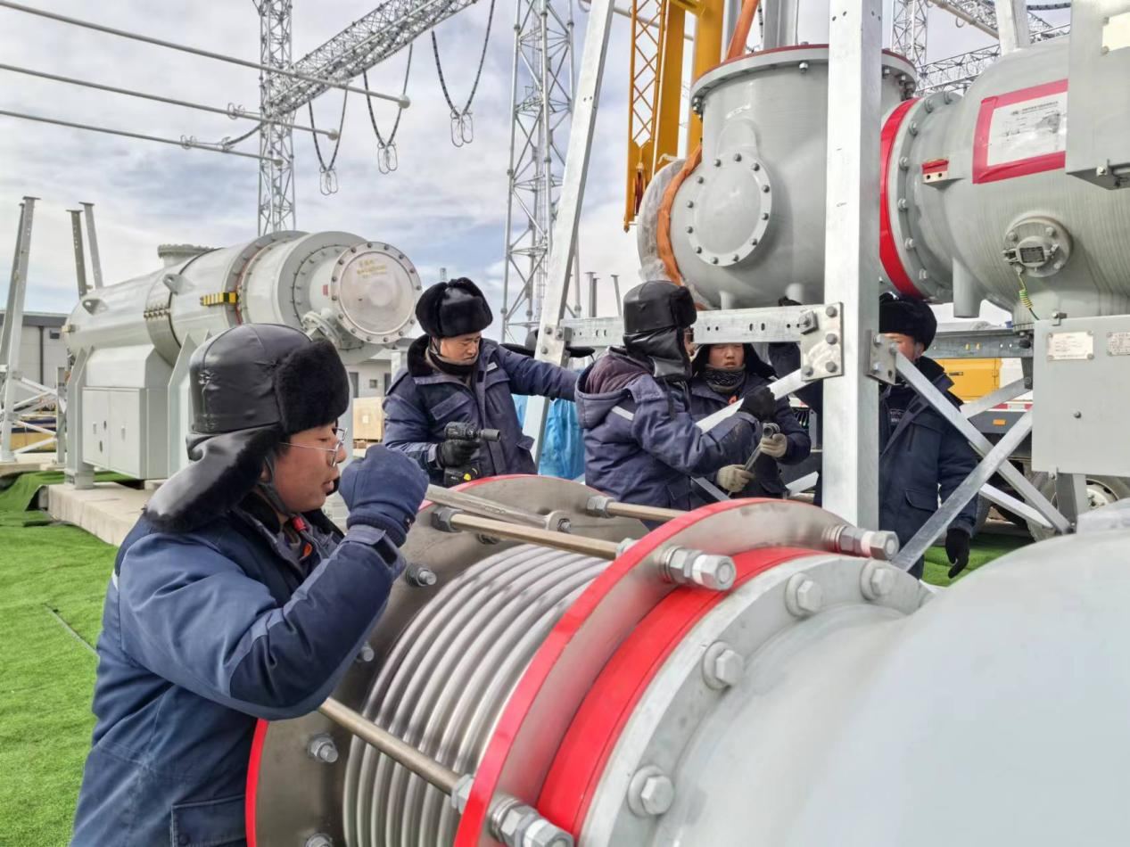 750千伏HGIS單元開蓋環(huán)節(jié)。王元明攝
