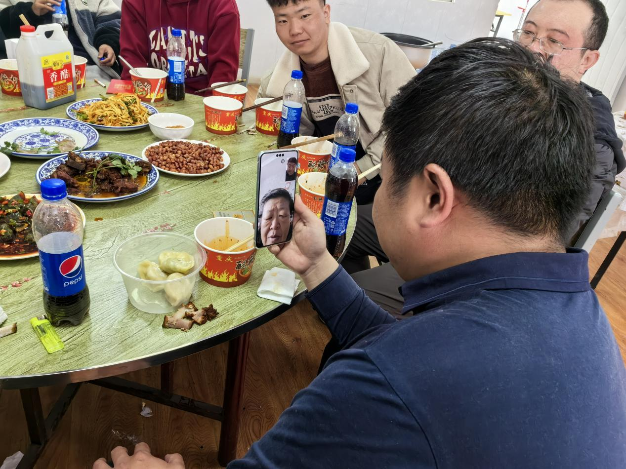 王玉琦與家人視頻。王元明攝