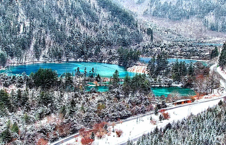 雪景中的海子。九管局供圖