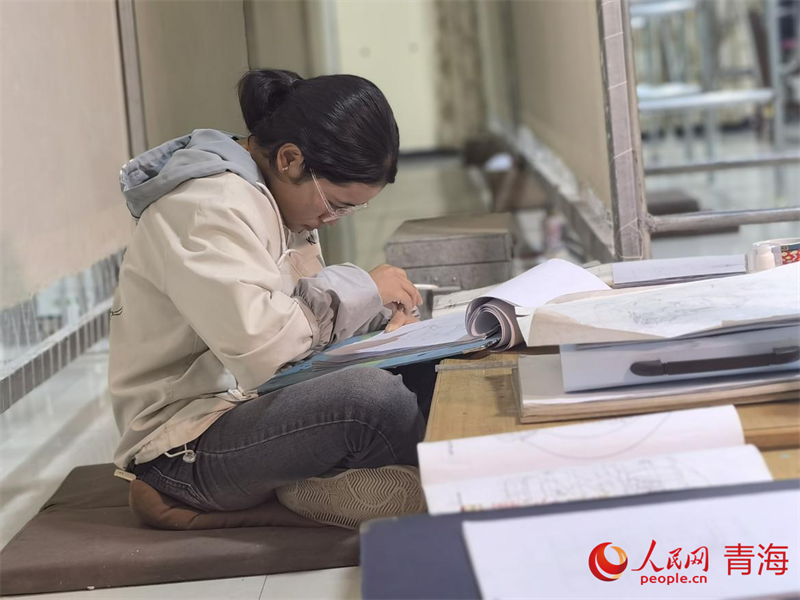 正在學習畫底稿的尕讓旺姆。人民網 陳明菊攝