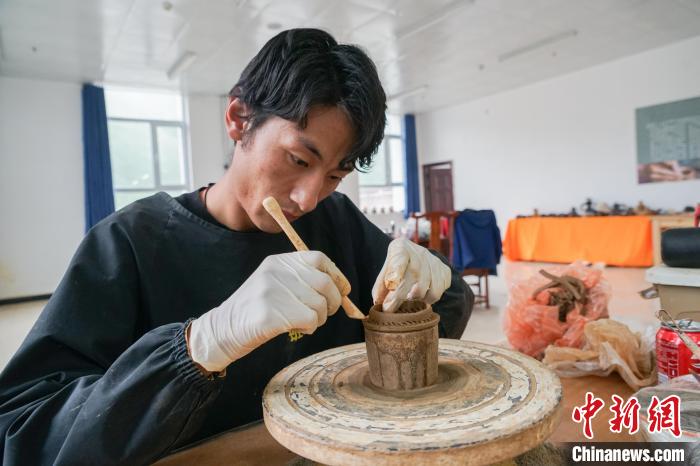 青海班瑪:藏式傳統(tǒng)“手造”黑陶傳承中煥發(fā)新生機(jī)