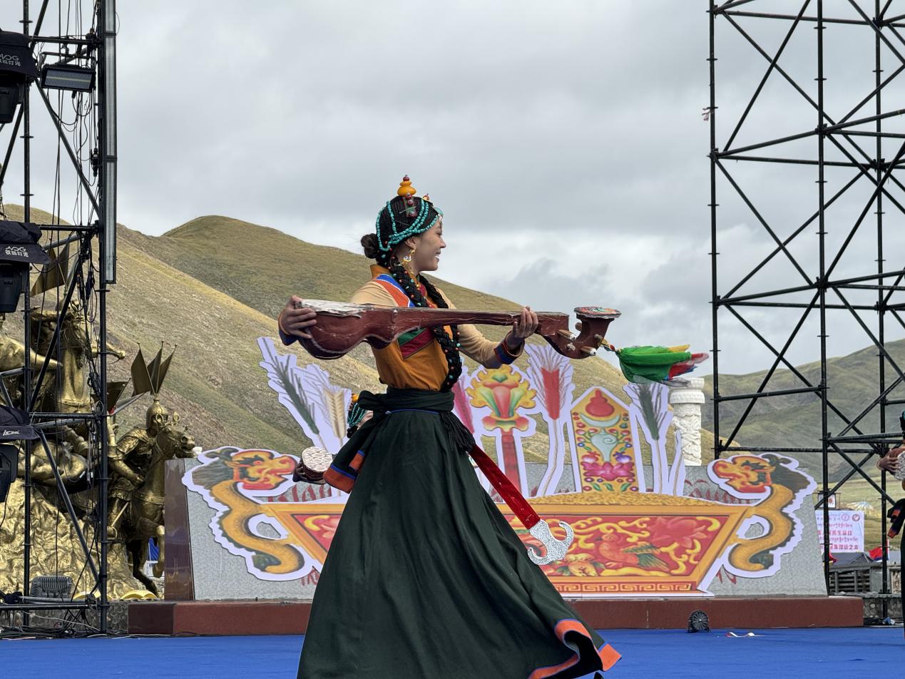 開幕式上文藝表演。甘德縣委宣傳部供圖