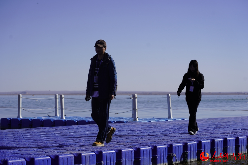 游人漫步在可魯克湖。人民網 陳明菊攝