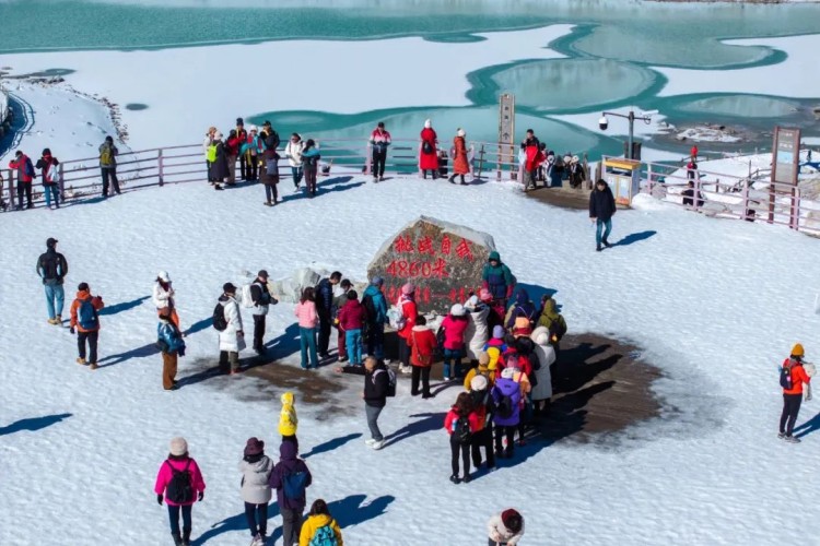 游客在達(dá)古冰川景區(qū)最高點(diǎn)打卡。黑水縣融媒體中心供圖