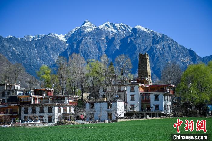 四川丹巴:春日藏寨美如畫