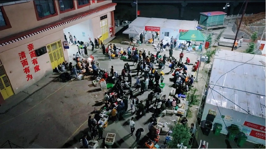 雅江松茸交易市場(chǎng)人聲鼎沸。雅江外宣供圖