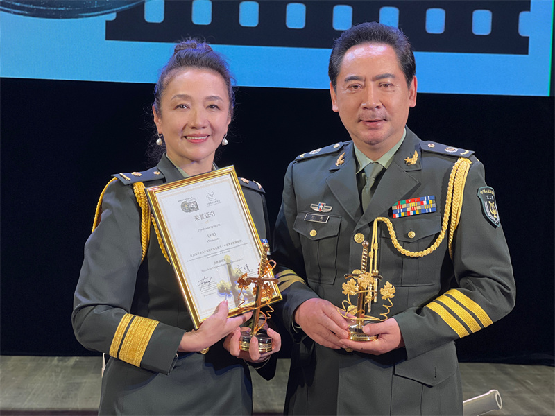 導(dǎo)演劉勁（右）與同事合影。阿壩州新聞傳媒中心供圖