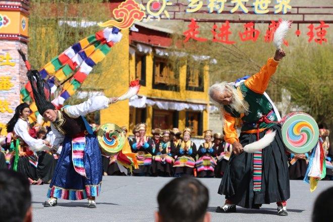 爺孫倆跳起舞來，鏗鏘有力。