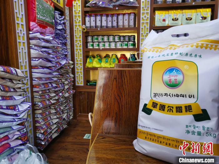 圖為洛桑旦增為自家青稞產(chǎn)品設(shè)計(jì)的商標(biāo)與特色包裝。　張偉 攝