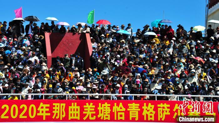 圖為當(dāng)日的比賽吸引了眾多觀眾?！垈?攝