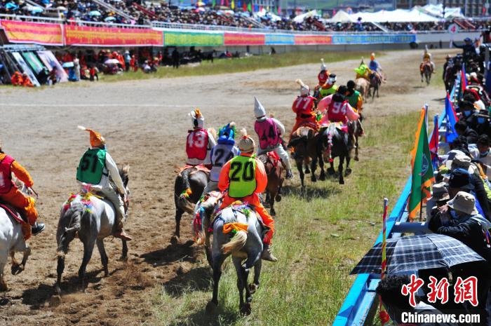 圖為少年騎手在比賽中?！垈?攝