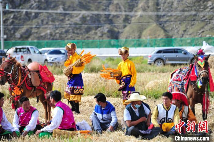 圖為等待登場的農(nóng)牧民演員?！垈?攝