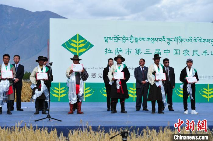 圖為活動上獲得表彰的農(nóng)牧民?！垈?攝