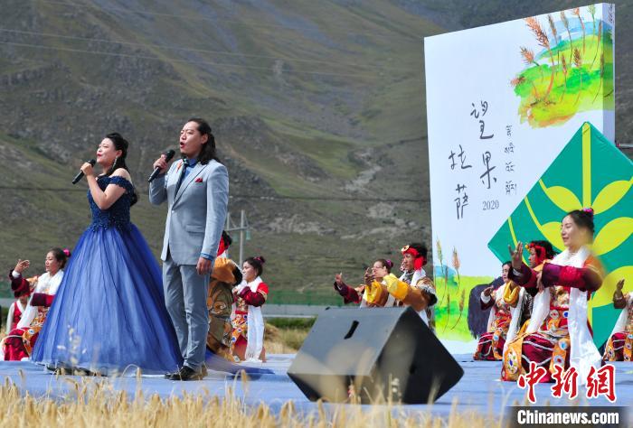 圖為當日的文藝表演?！垈?攝