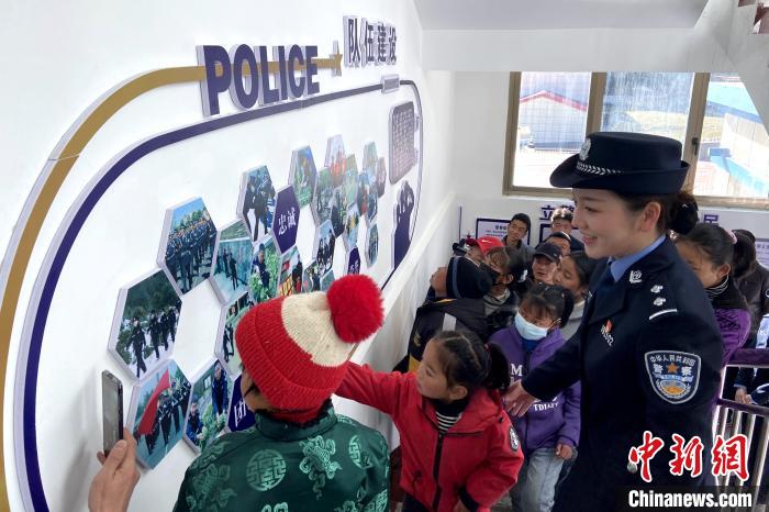 山南邊境管理支隊(duì)勒布邊境派出所舉行警營開放日活動(dòng)，邀請駐地民眾進(jìn)警營，了解民警工作生活?！∏f冀 攝