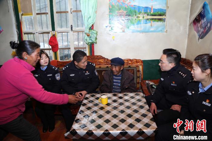 亞東出入境邊防檢查站民警走訪慰問轄區(qū)困難群眾。　張雨強(qiáng) 攝