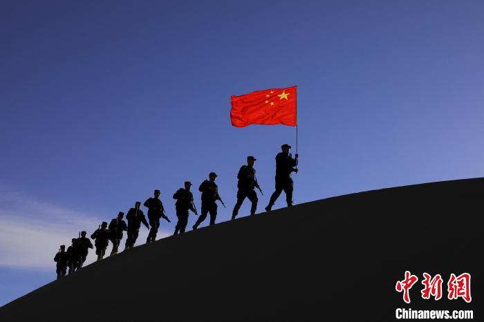 日喀則邊境管理支隊(duì)幾腳橋邊境檢查站民警在轄區(qū)開展巡邏工作?！↓埿▲P 攝