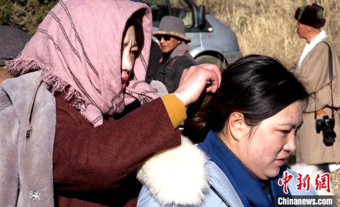 圖為1月13日，電影《雪域青春》群眾演員做拍攝準(zhǔn)備?！∝暽＠?攝