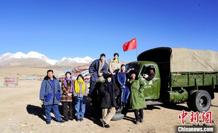 圖為電影《雪域青春》主創(chuàng)團(tuán)隊(duì)在西藏唐古拉山拍攝點(diǎn)?！z制組供圖 攝