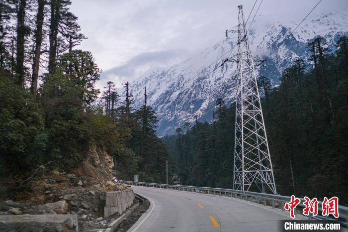 目前唯一進(jìn)出墨脫的公路波墨公路?！『闻罾?攝
