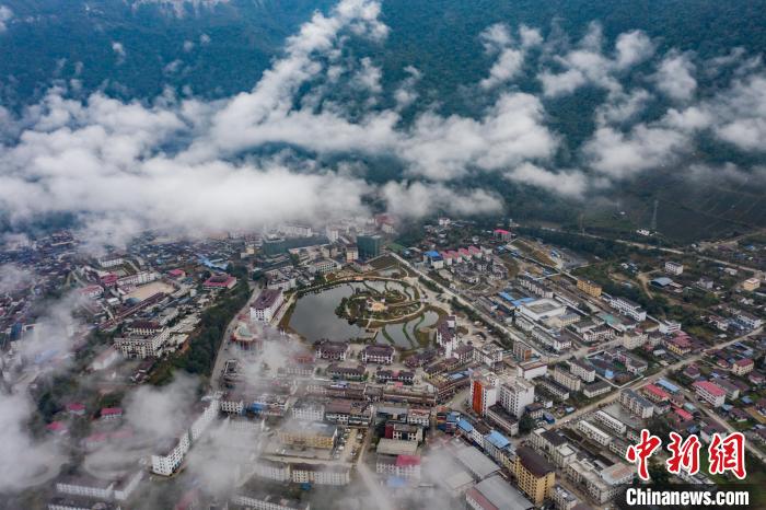 圖為墨脫縣城?！『闻罾?攝