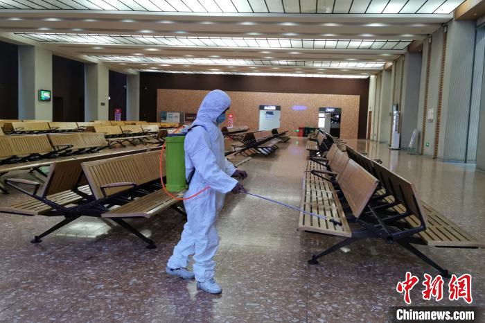圖為拉薩車站工作人員在候車室進(jìn)行消毒?！±詈Ｐ?攝