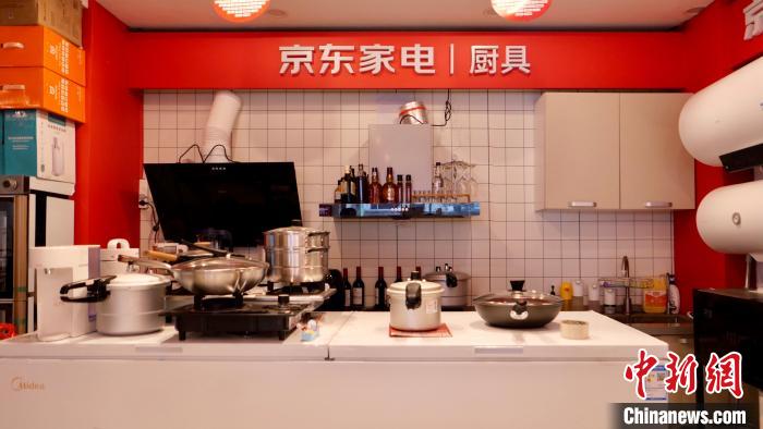 圖為店內(nèi)部分商品展示?！≈x牧 攝