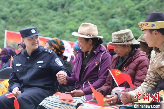 圖為李陽(yáng)副所長(zhǎng)(前排左一)與卓嘎、央宗姐妹共同參加愛(ài)國(guó)主義教育活動(dòng)?！〉录?攝