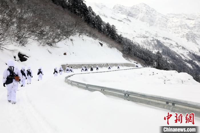 圖為徒步前進?！铎o 攝