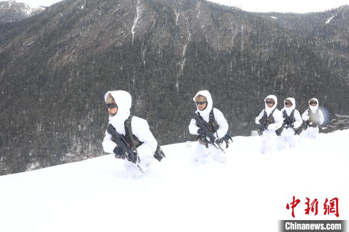 圖為徒步前進。　靳河新 攝