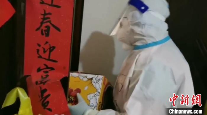 為封閉在家居民送快遞?！¤F西區(qū)委宣傳部 攝