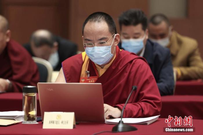 3月9日上午，全國政協(xié)十三屆四次會議舉行小組會議，討論“兩高”工作報告，審議各項決議和報告草案。圖為北京友誼賓館宗教界別委員小組會議現(xiàn)場，全國政協(xié)常委、中國佛教協(xié)會副會長、中國佛教協(xié)會西藏分會會長班禪額爾德尼·確吉杰布參加討論。<a target='_blank' ><p  align=