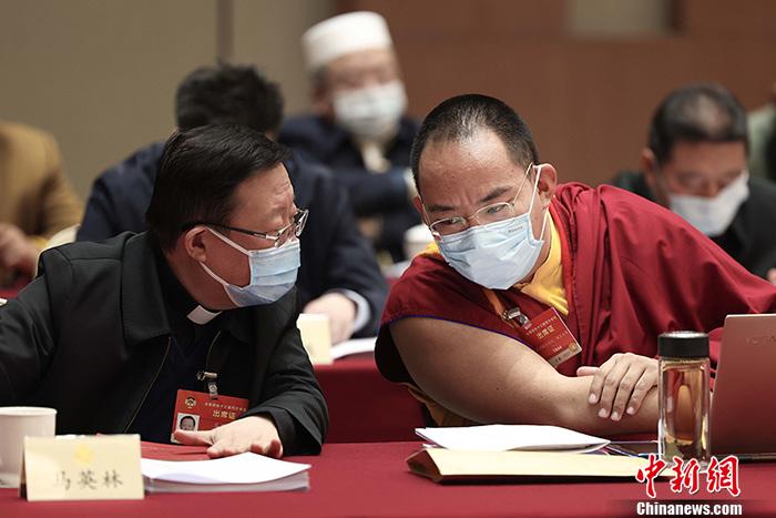 3月9日上午，全國政協(xié)十三屆四次會議舉行小組會議，討論“兩高”工作報告，審議各項決議和報告草案。圖為北京友誼賓館宗教界別委員小組會議現(xiàn)場，全國政協(xié)常委、中國佛教協(xié)會副會長、中國佛教協(xié)會西藏分會會長班禪額爾德尼·確吉杰布(右)與全國政協(xié)常委、中國天主教主教團主席馬英林(左)交流。<a target='_blank' ><p  align=