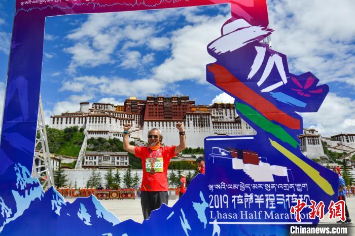 資料圖為2019年8月18日，拉薩舉行半程馬拉松賽?！〗w波 攝