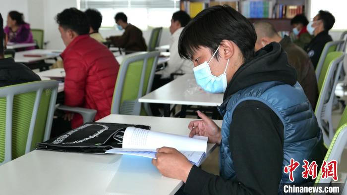 圖為正在閱讀“杰松達孜”藏歷法教材的學員?！≈x牧 攝