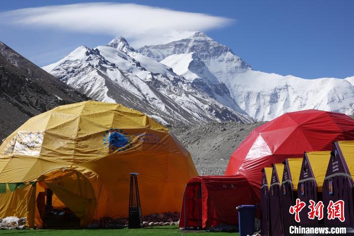 5月9日的珠峰北坡登山大本營(yíng)。　冉文娟 攝
