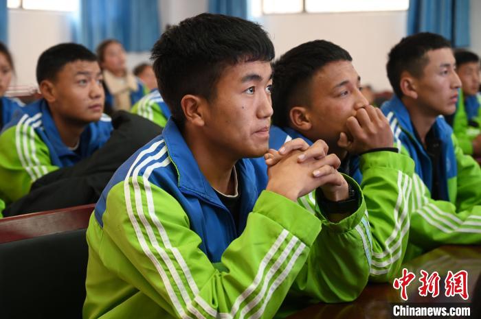 圖為學(xué)生在聆聽授課。