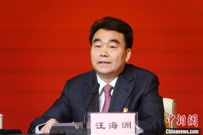 汪海洲在發(fā)布會(huì)上介紹西藏自治區(qū)黨史學(xué)習(xí)教育開(kāi)展情況?！∪轿木?攝