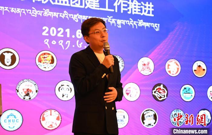 圖為中國(guó)舞蹈家協(xié)會(huì)街舞委員會(huì)常務(wù)副主任、秘書(shū)長(zhǎng)夏銳致辭。　趙朗 攝