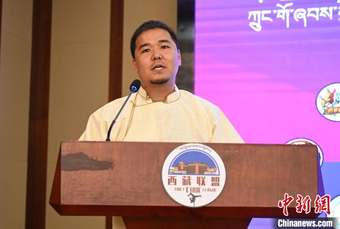 圖為西藏街舞聯(lián)盟常務(wù)副主任朗卡旺青致辭。　趙朗 攝