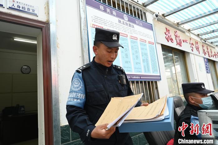 圖為洛桑朗嘎向記者展示卷宗?！≮w朗 攝