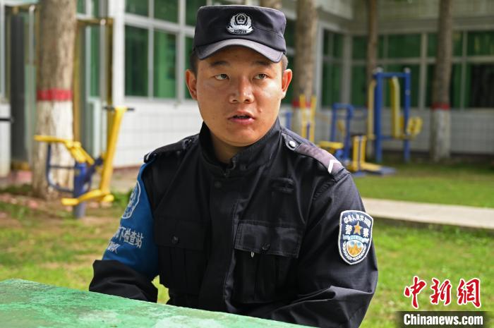 圖為邊煒接受記者采訪。　趙朗 攝