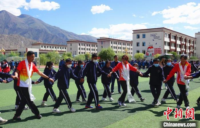 圖為世界冠軍與拉薩阿里地區(qū)高級中學(xué)學(xué)生一起跳鍋莊?！∪轿木?攝