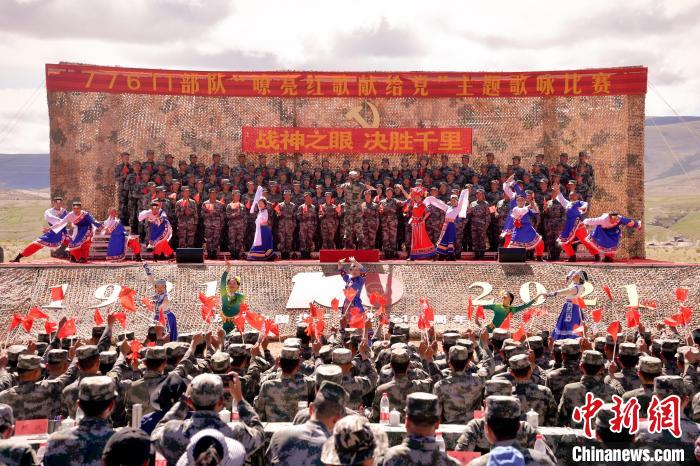 圖為主題歌詠比賽活動現(xiàn)場?！●R成鎖 　攝