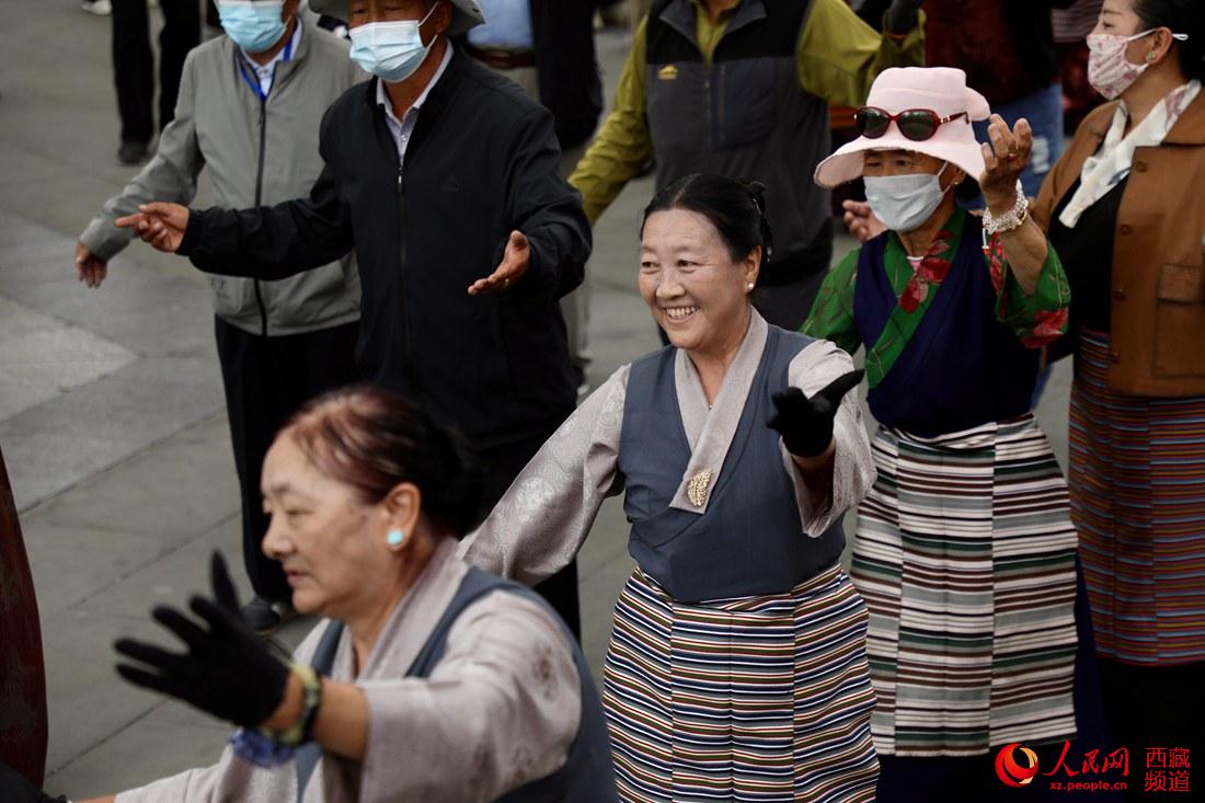 拉薩市民在宗角祿康公園跳鍋莊舞。人民網(wǎng) 次仁羅布攝