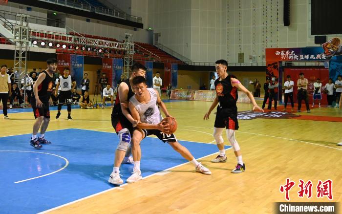 圖為西藏美康隊(白色球衣)對決雪域兄弟隊?！≮w朗 攝